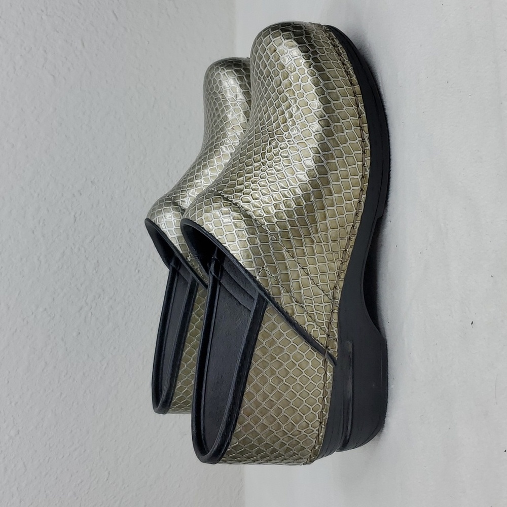 Dansko XP Pro Clogs Textured Snake Gold Metallic Leather Nursing Womens 38 sz8